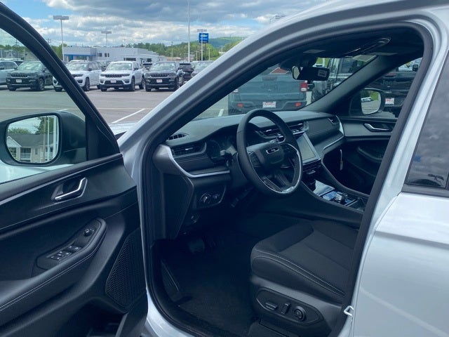 2025 Jeep Grand Cherokee GRAND CHEROKEE L LAREDO X 4X4