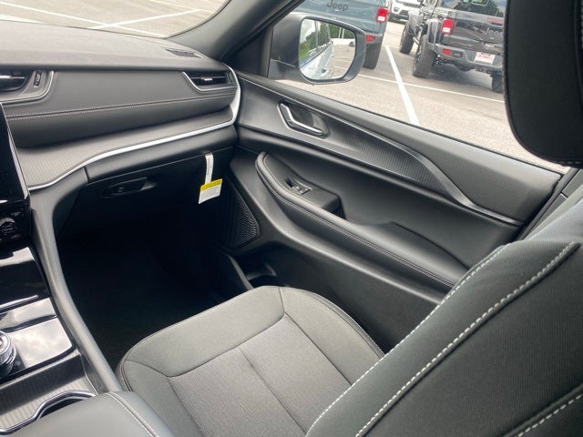 2025 Jeep Grand Cherokee GRAND CHEROKEE L LAREDO X 4X4