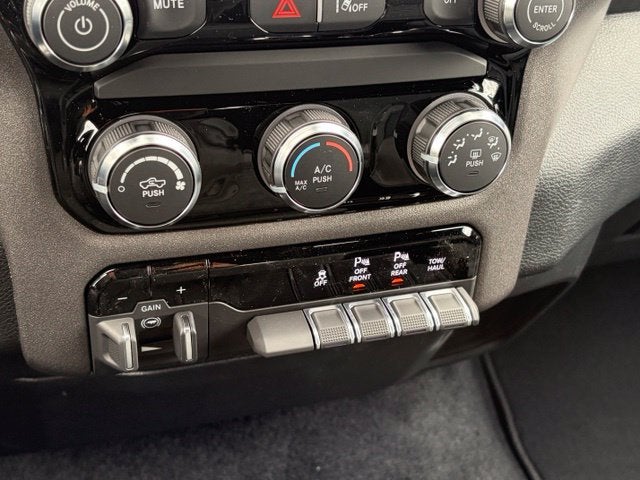2027 RAM Ram 1500 RAM 1500 TRADESMAN QUAD CAB 4X4 6'4' BOX