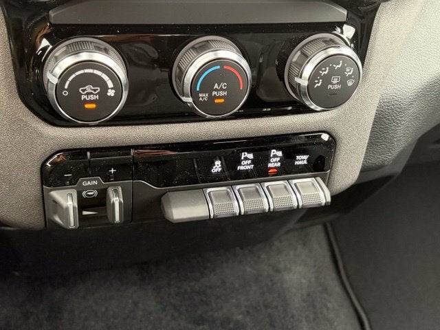 2027 RAM Ram 1500 RAM 1500 TRADESMAN QUAD CAB 4X4 6'4' BOX