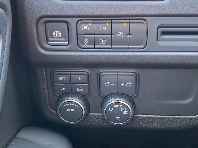 2024 Chevrolet Suburban 4WD RST