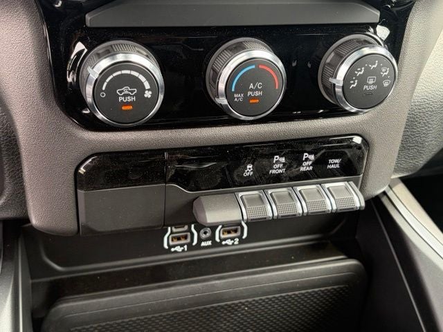2026 RAM 1500 RAM 1500 EXPRESS CREW CAB 4X4 5'7' BOX