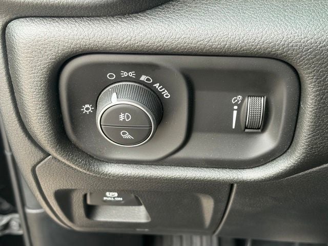 2026 RAM 1500 RAM 1500 EXPRESS CREW CAB 4X4 5'7' BOX