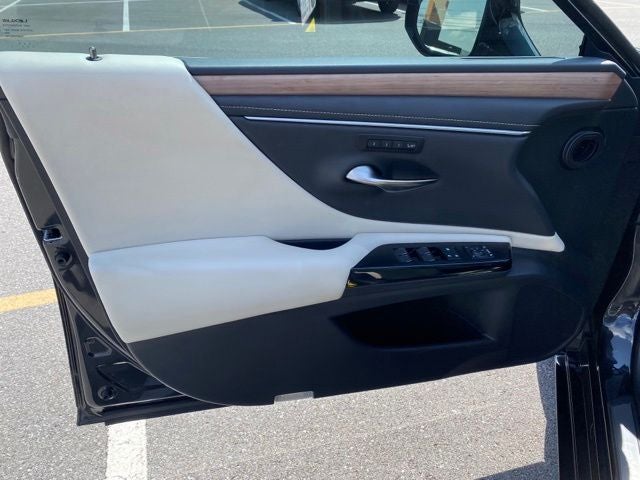 2025 Lexus ES 300h 300h