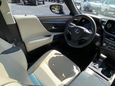 2025 Lexus ES 300h 300h